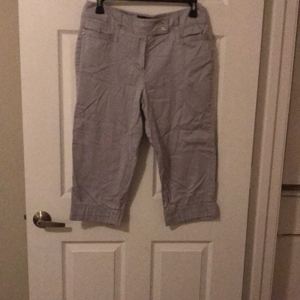 Really cute 🥰 capris khaki colored!! 🌷